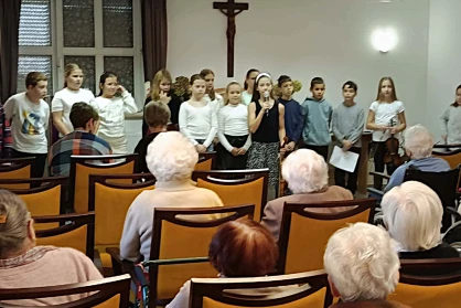 Egy iskola, egy szeretet — amikor a gyerekek ünnepet hoztak a Szeretetotthon falai közé